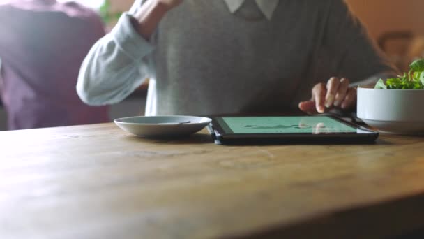 Investigación Tabletas Café Persona Negocios Cafetería Para Conexión Internet Wifi — Vídeos de Stock