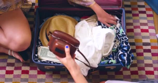Vrienden Pakken Bagage Voor Vakantie Reizen Avontuur Samen Met Koffer — Stockvideo