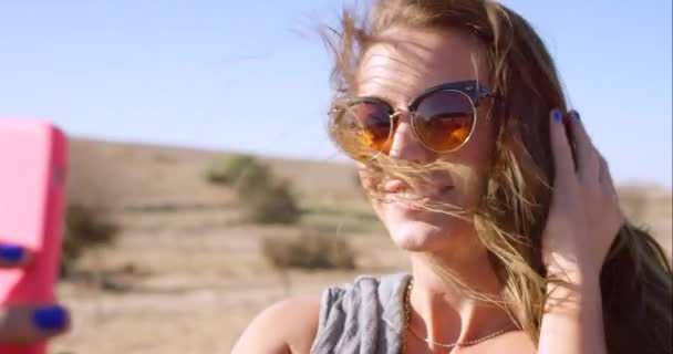 Mujer Teléfono Selfie Para Viajar Conducir Recorrer Campo Feliz Emocionado — Vídeo de stock