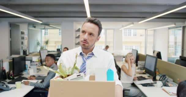 Dipecat Kehilangan Pekerjaan Dan Pengangguran Dengan Bisnis Berjalan Membawa Kotak — Stok Video