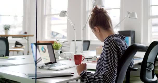 数字广告 设计和营销公司的女性 笔记本电脑和创意创业办公室 在办公室工作的女商人计划 Seo软件策略和Ux网页设计员工 — 图库视频影像