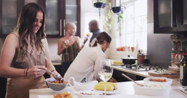 Koken Helpen Eten Met Vrienden Keuken Voor Feest Feest Feestdagen — Stockvideo