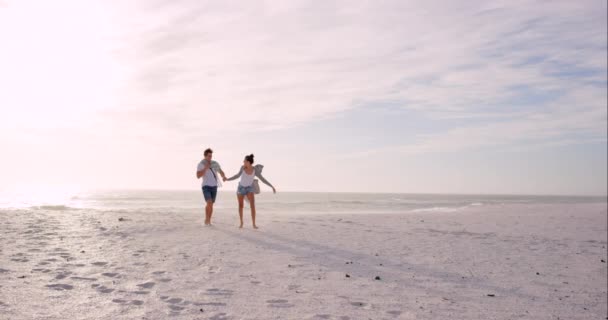 ビーチで手をつないでいるカップル ビーチの砂と屋外の日付の冒険と自由と一緒に旅行 信頼と支援と献身自然散策と青い空の休暇のモックアップを持つ男 — ストック動画