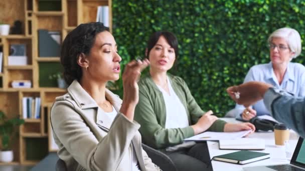 ブレインストーミングのアイデアのための会議でチームワーク ディスカッション ビジネスの女性 スタートアップ 女性リーダーシップと労働者は 環境に優しいオフィスで話して話す質問をする — ストック動画