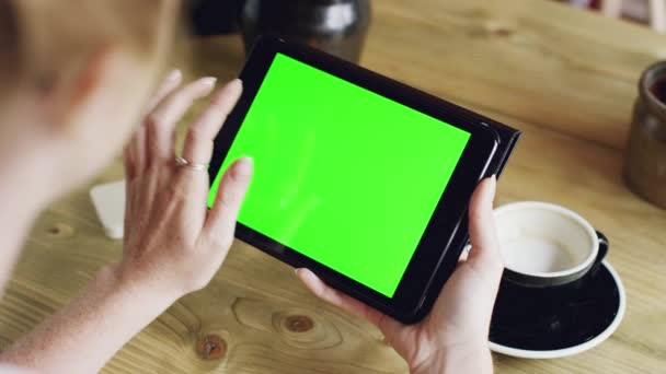 Πράσινη Οθόνη Tablet Και Γυναίκα Στο Ψηφιακό Μάρκετινγκ Ένα Cafe — Αρχείο Βίντεο