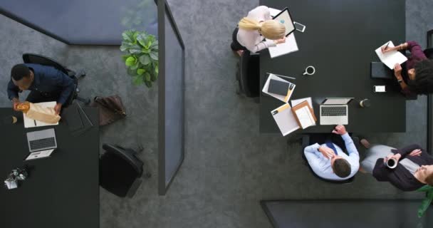 사람들 최고의 에서의 생산성 고용인들은 동료들 일하고 계획하는 회의실 테이블 — 비디오
