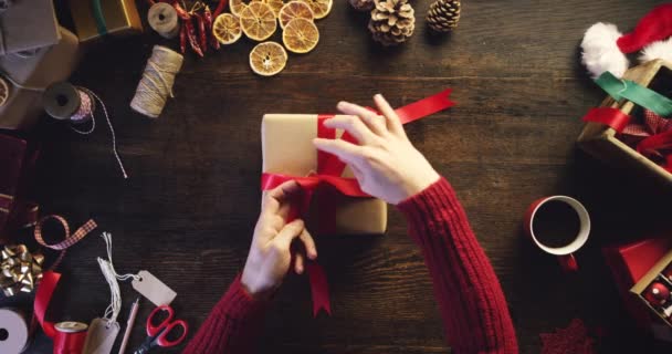 Navidad Mujer Manos Con Cinta Regalo Para Celebración Paquete Decoración — Vídeo de stock