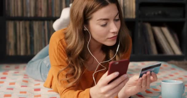 Kobieta Słuchawki Muzyczne Lub Karta Kredytowa Telefonu Zakupy Online Commerce — Wideo stockowe