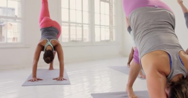 健身和健康与一个女子团体在一个健身班或工作室里 以求得平衡和内心的安宁 与女性朋友一起锻炼身体 健身和打枕头 在健身房进行全面的生活方式培训 — 图库视频影像