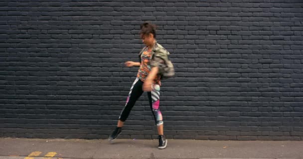 Danseuse Urbaine Femme Ville Mur Briques Avec Mouvement Énergie Confiante — Video