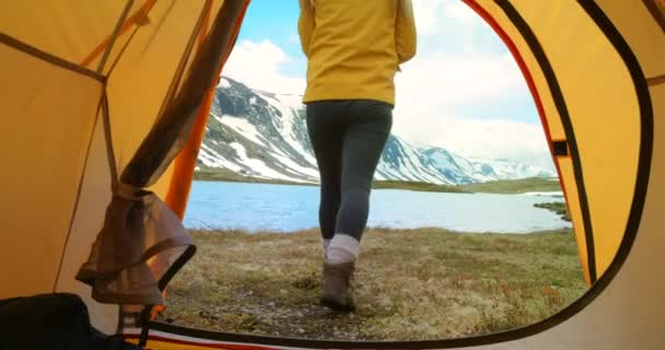 Kvinna Fotograf Och Camping Tält Vid Berg Sjö Och Koppla — Stockvideo