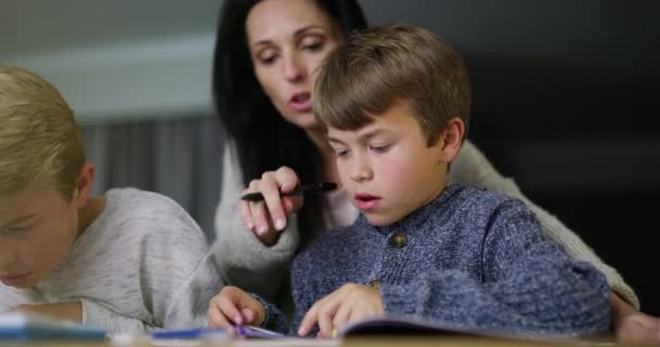 Eğitim Çocuklar Anneler Ödevlerinde Evlerindeki Bir Masada Uzaktan Öğrenmede Yardımcı — Stok video
