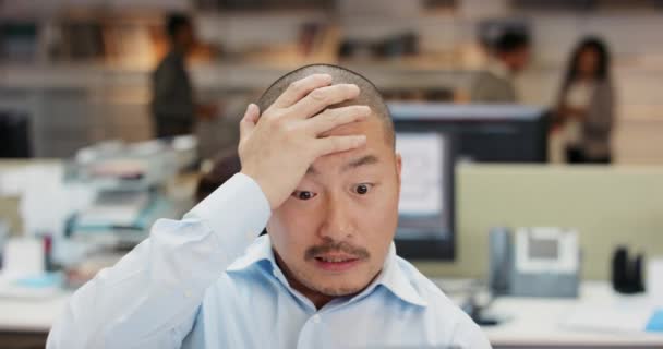 在办公室工作时 要注意分表 焦虑和压力 犯错或沮丧 亚洲男性雇员或对工作截止日期的想法不好 担心在线工作研究的员工 — 图库视频影像