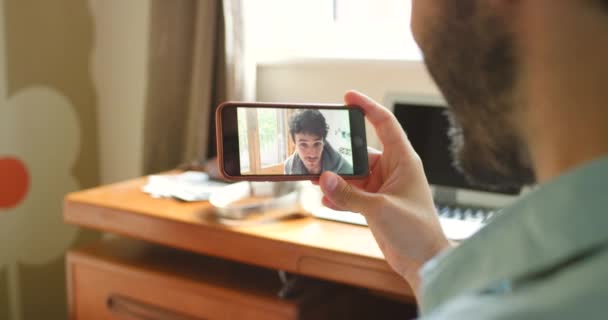 Χέρια Τηλέφωνο Και Βιντεοκλήση Φίλους Στο Εξωτερικό Μιλώντας Κατά Διάρκεια — Αρχείο Βίντεο