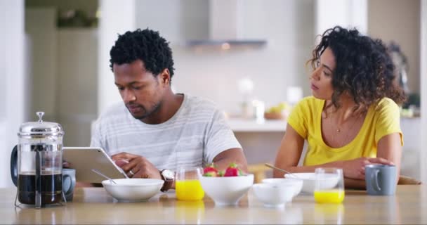 夫妻和平板电脑吵架后 在早餐桌上忽略了和伴侣的争吵 跨种族 婚姻和沮丧的女性在社交媒体上寻求粗鲁丈夫的关注 — 图库视频影像