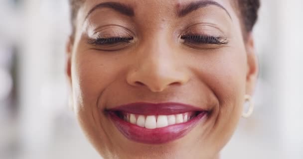 Black Woman Face Smile Makeup Lipstick Professional Portrait Teeth Dental — Stock Video