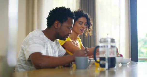 カップル 浮気し テーブルで食べて 家で一緒にセクシーと幸せ 笑顔と果物 結婚とキッチンでリラックス 黒人男性 女性といちゃつく イチゴと愛と誘惑と誘惑 — ストック動画