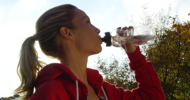 Kvinna Dricksvatten Fitness Och Flaska För Hälsa Välbefinnande Och Träning — Stockvideo