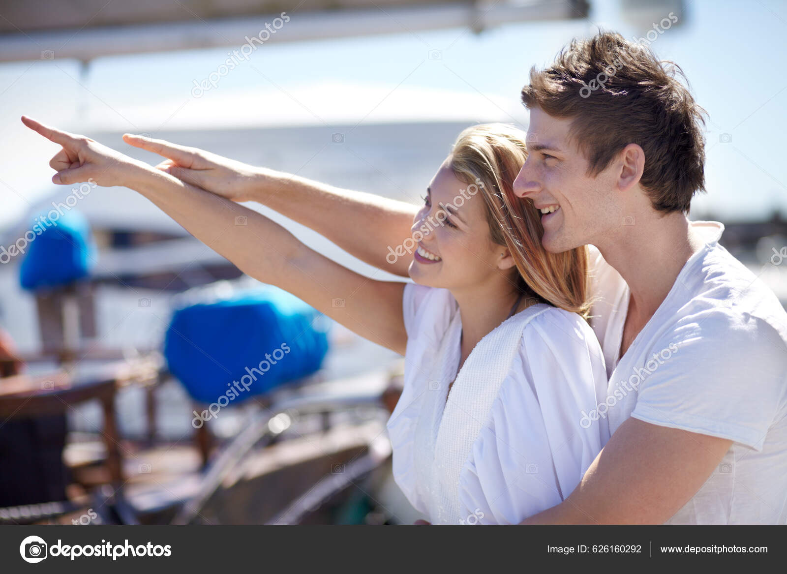 Mira Allá Arriba Pareja Joven Apuntando Hacia Puerto Deportivo — Foto de  stock #626160292 © PeopleImages.com, image size:1600x1167