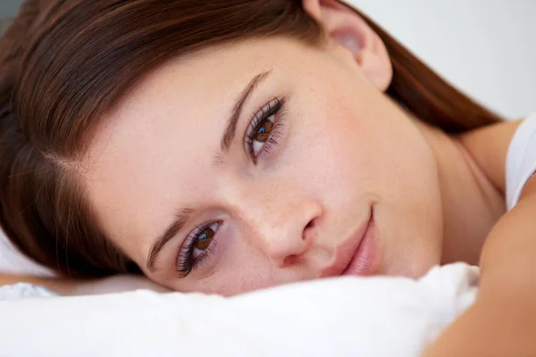 Complete Relaxation Gorgeous Young Woman Smiling While Lying Bed — Stock Photo, Image