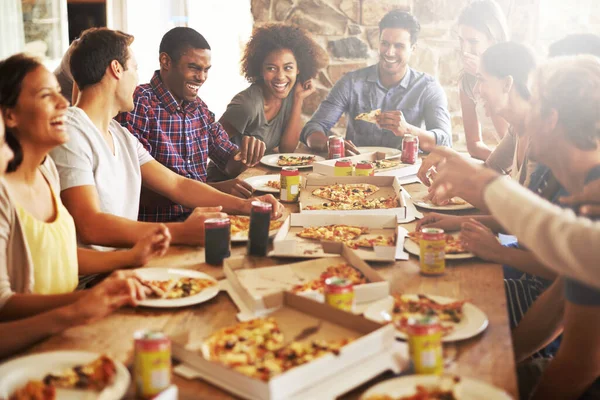 Přátelé Spokojení Pizzou Restauraci Rychlým Občerstvením Limonádou Skupinou Oběd Nebo — Stock fotografie