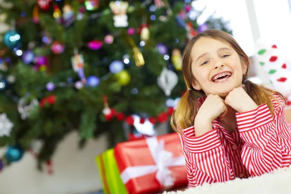 Молода Дівчина Святкування Свята Різдвяний Ранок Сімейному Домі Готова Подарунку — стокове фото