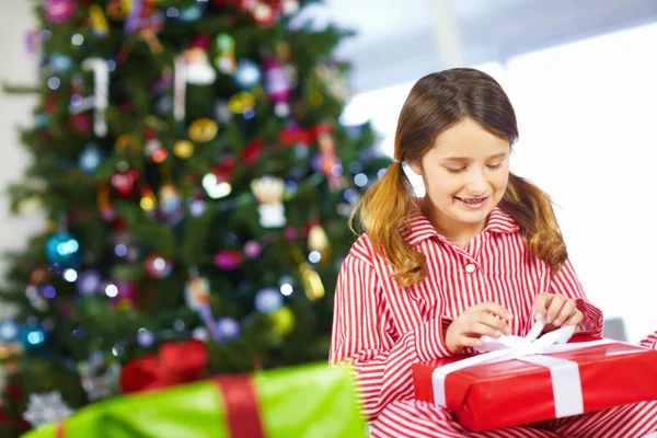 Дівчинка Відкриває Подарункову Коробку Різдво Сімейному Будинку Радіє Щаслива Святом — стокове фото