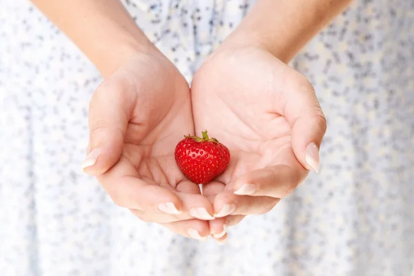 Ich Habe Die Letzte Erdbeere Für Dich Aufbewahrt Ausschnittbild Einer — Stockfoto
