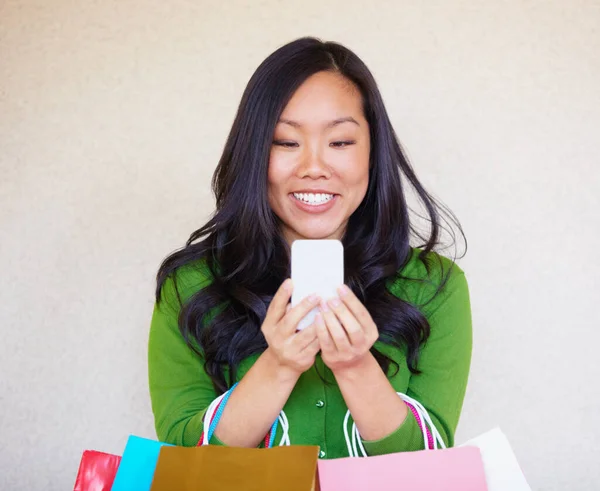 Shopping Textos Gros Plan Une Jeune Femme Asiatique Lisant Message — Photo
