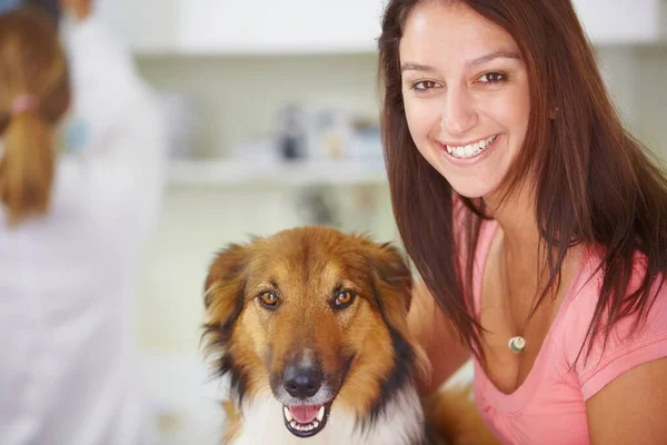 Hou Van Mijn Hond Portret Van Een Lachende Mooie Vrouw — Stockfoto