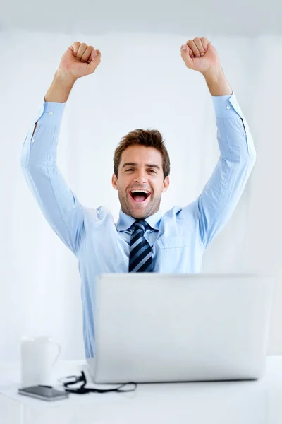 ビジネス上の勝利 机に座ってコンピュータの前に座って腕を上げて歓呼しているビジネスマンの肖像画 — ストック写真