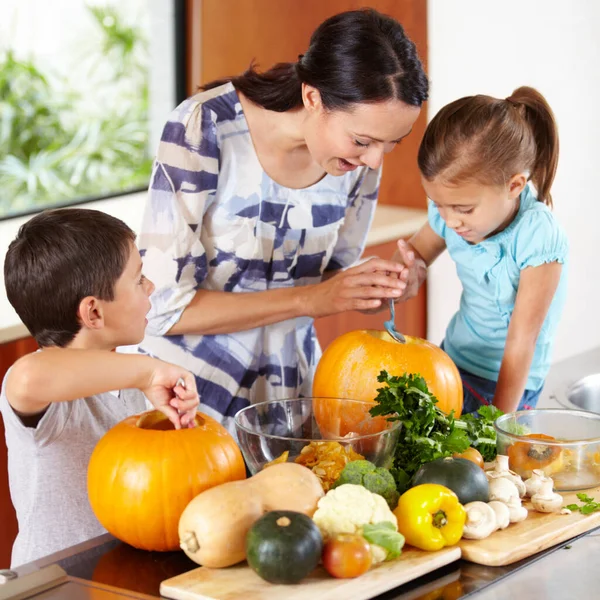 Think Its Ready Mother Helping Her Children Carve Pumpkins Halloween — Stock Photo, Image