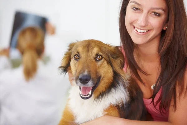 Your Pet Healthy Again Portrait Happy Woman Holding Even Happier — Stock Photo, Image