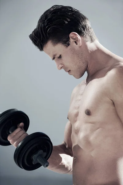 Das Gefühl Der Verbrennung Seitenansicht Eines Muskulösen Mannes Der Gewichte — Stockfoto