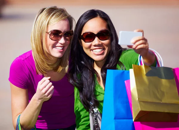 Moments Shopping Retenir Deux Femmes Prenant Autoportrait Lors Une Virée — Photo