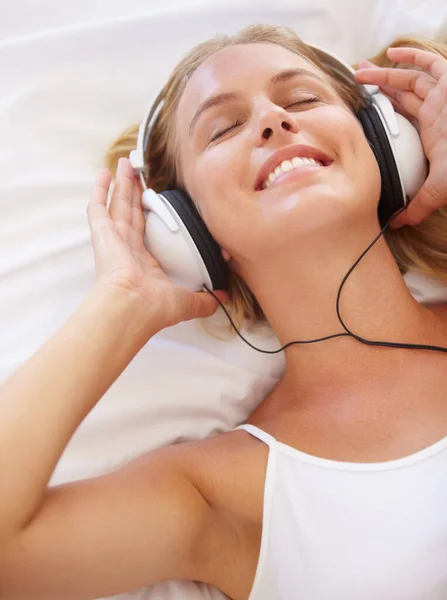 Uvolňuje Svou Hudbou Atraktivní Mladá Žena Poslouchající Hudbu Zatímco Leží — Stock fotografie