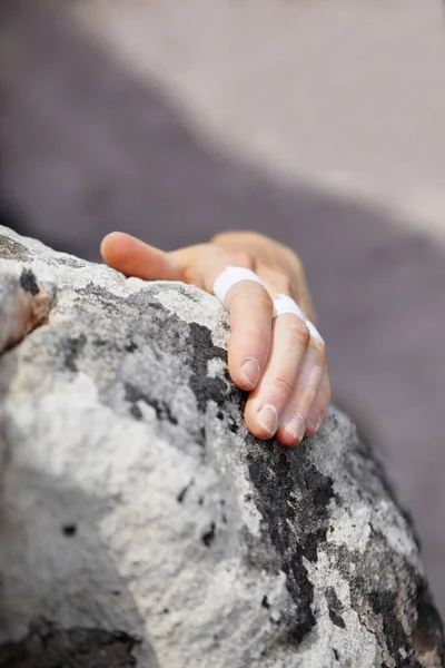 Último Aperto Uma Mão Alpinistas Borda Penhasco — Fotografia de Stock