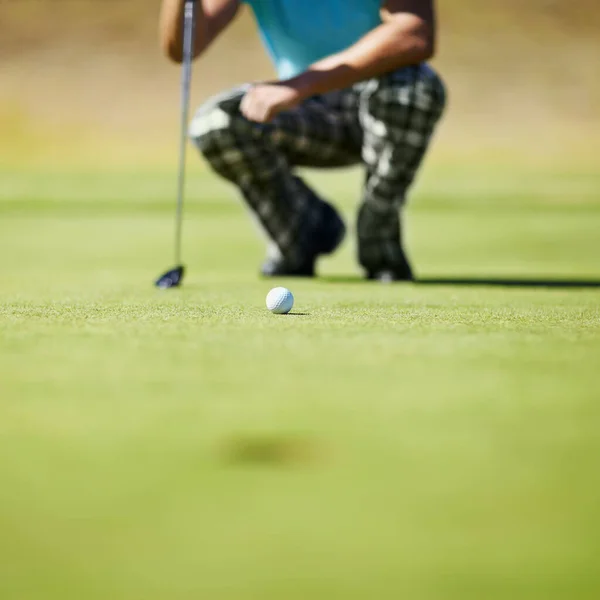 Det Här Kräver Fokus Golfare Hukar Greenen Och Tittar Upp — Stockfoto