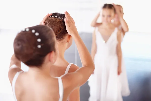 最后一次调整 年轻芭蕾舞演员的后视镜镜头帮助调整她的朋友们的发髻 — 图库照片