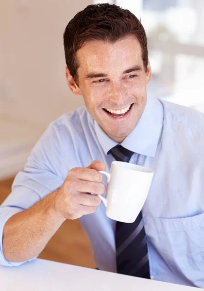 笑顔で彼の仕事日を開始します 若いビジネスマンがコーヒーブレイクを楽しんでる — ストック写真
