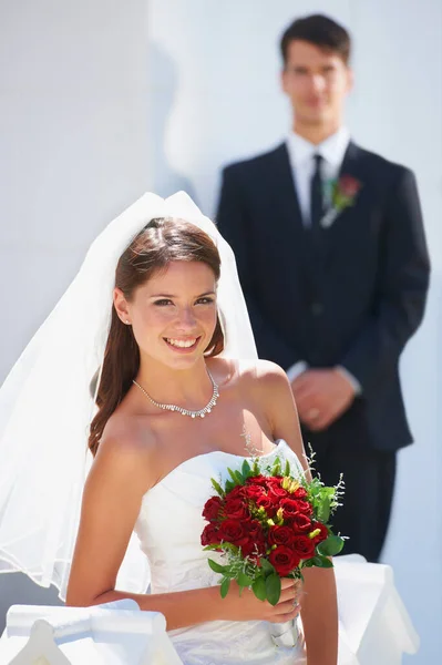 Девушка Мечты Красивая Невеста Улыбается Тебе Пока Будущий Муж Стоит — стоковое фото