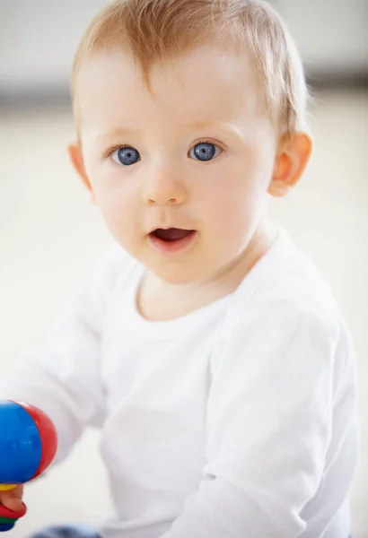 Jugando Aprendiendo Retrato Adorable Bebé Sonriendo Cámara Mientras Juega —  Fotos de Stock