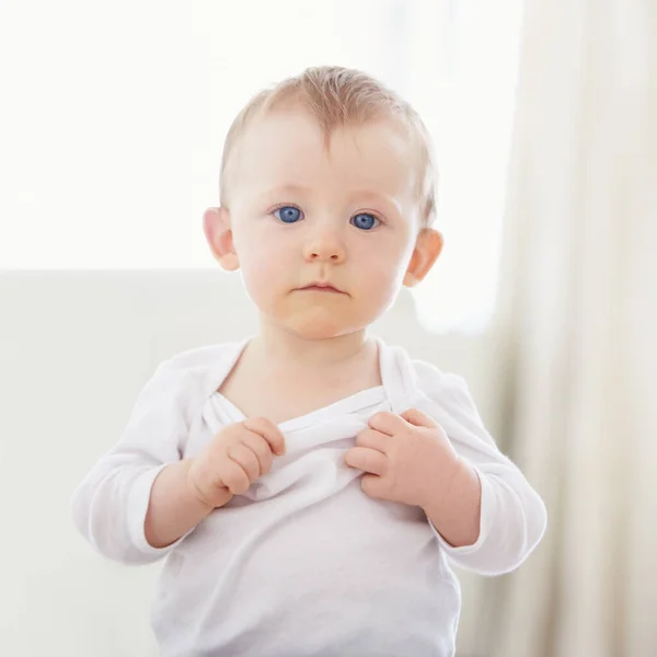Não Campista Feliz Retrato Bebê Carrancudo Olhando Para Câmera — Fotografia de Stock