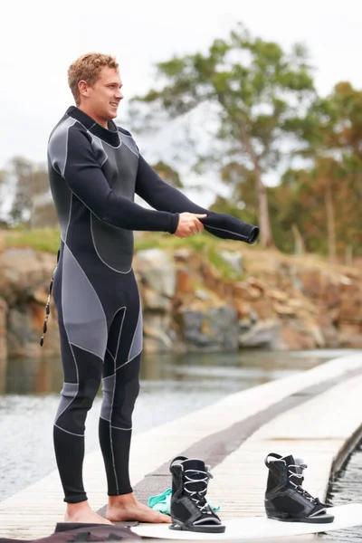 Vorbereitung Auf Das Wakeboarden Junger Mann Zieht Neoprenanzug Bevor Wassersport — Stockfoto