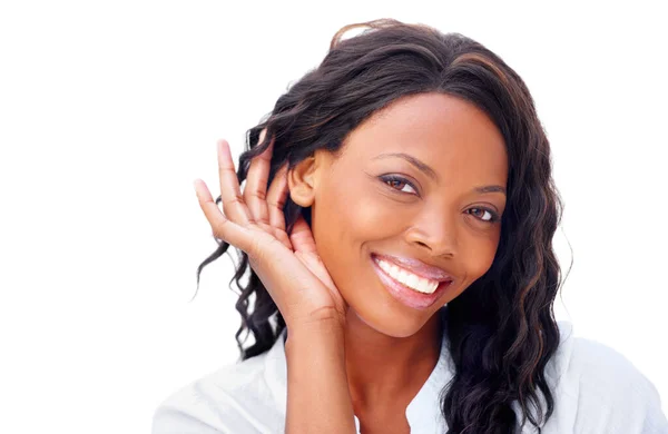 Słucham Ucięty Widok Pięknej Afrykańskiej Kobiety Uśmiechającej Się Słuchającej — Zdjęcie stockowe