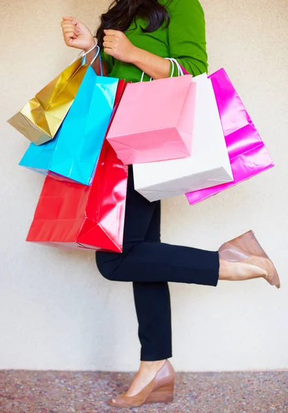 Detaljhandel Beskuren Bild Kvinna Som Håller Ett Gäng Shoppingväskor — Stockfoto