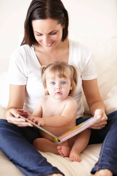 Tetszik Kép Egy Aranyos Kislány Olvas Anyjával — Stock Fotó