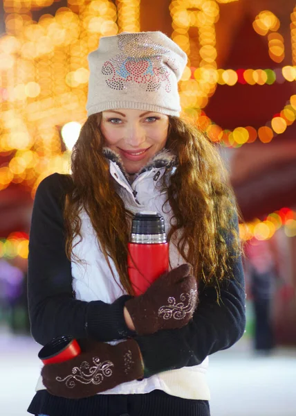 Χειμερινή Διασκέδαση Στο Παγοδρόμιο Προσωπογραφία Νεαρής Γυναίκας Που Στέκεται Παγοδρόμιο — Φωτογραφία Αρχείου