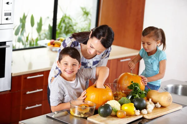 Think Its Ready Mother Helping Her Children Carve Pumpkins Halloween — Stock Photo, Image