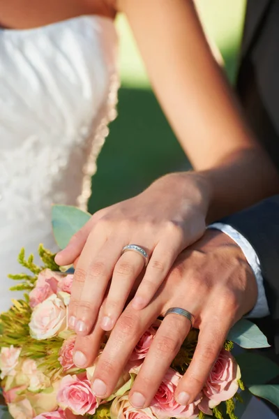 Symboly Věčnosti Detailní Záběr Nevěsty Jak Láskyplně Položí Ruku Ruku — Stock fotografie